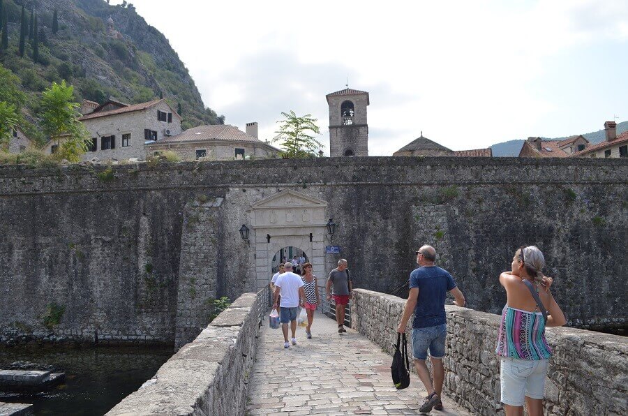 Ponte e portão Škurde