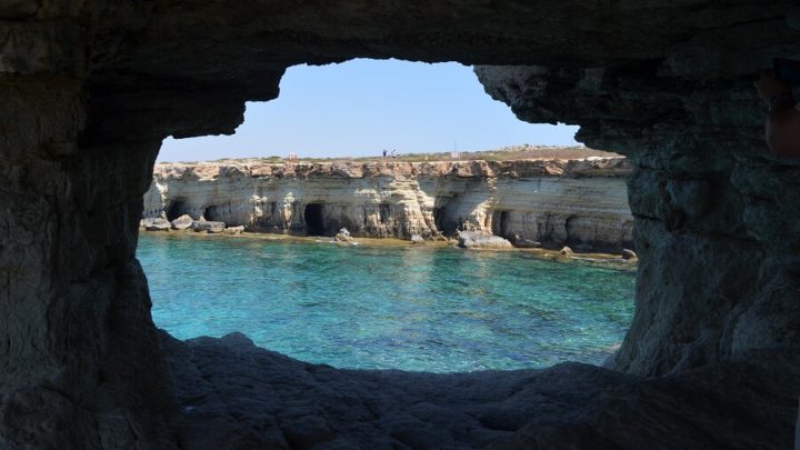 Sea Caves no Chipre ou Cavernas do Mar