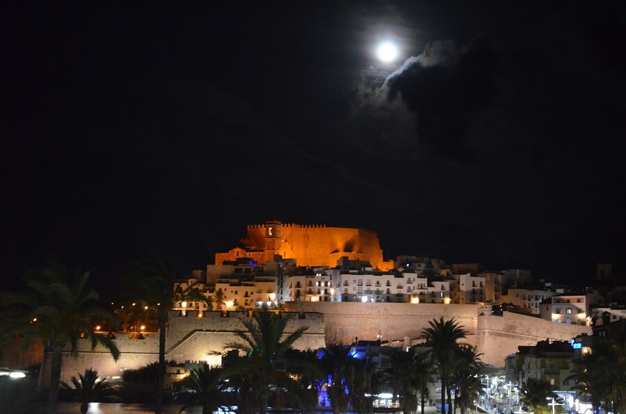 Castelo de Peñiscola com lua cheia