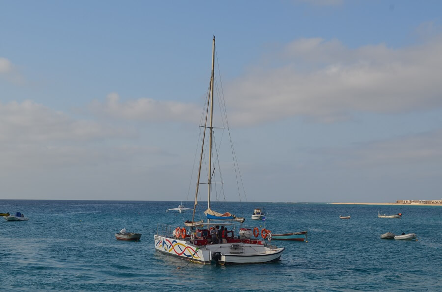 passeio de catamarã