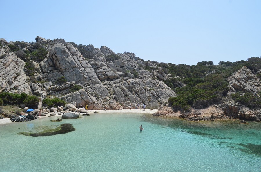 Cala Napoletana está na Ilha de Caprera